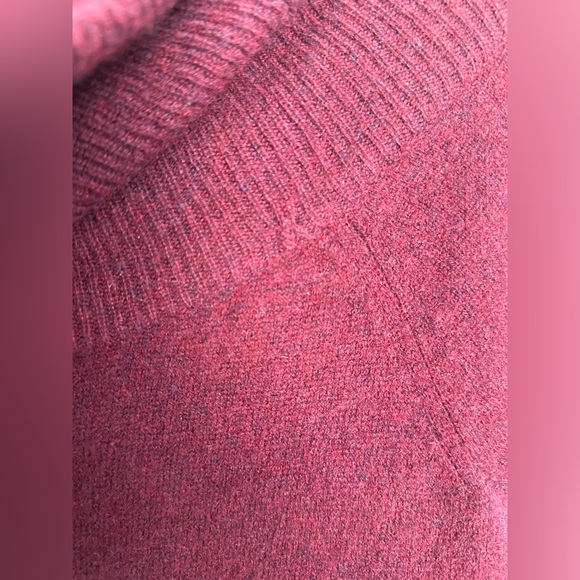 AQUA Cashmere Turtleneck Sweater with holes - 100% Bloomingdale’s-Size Small - Picture 6 of 9